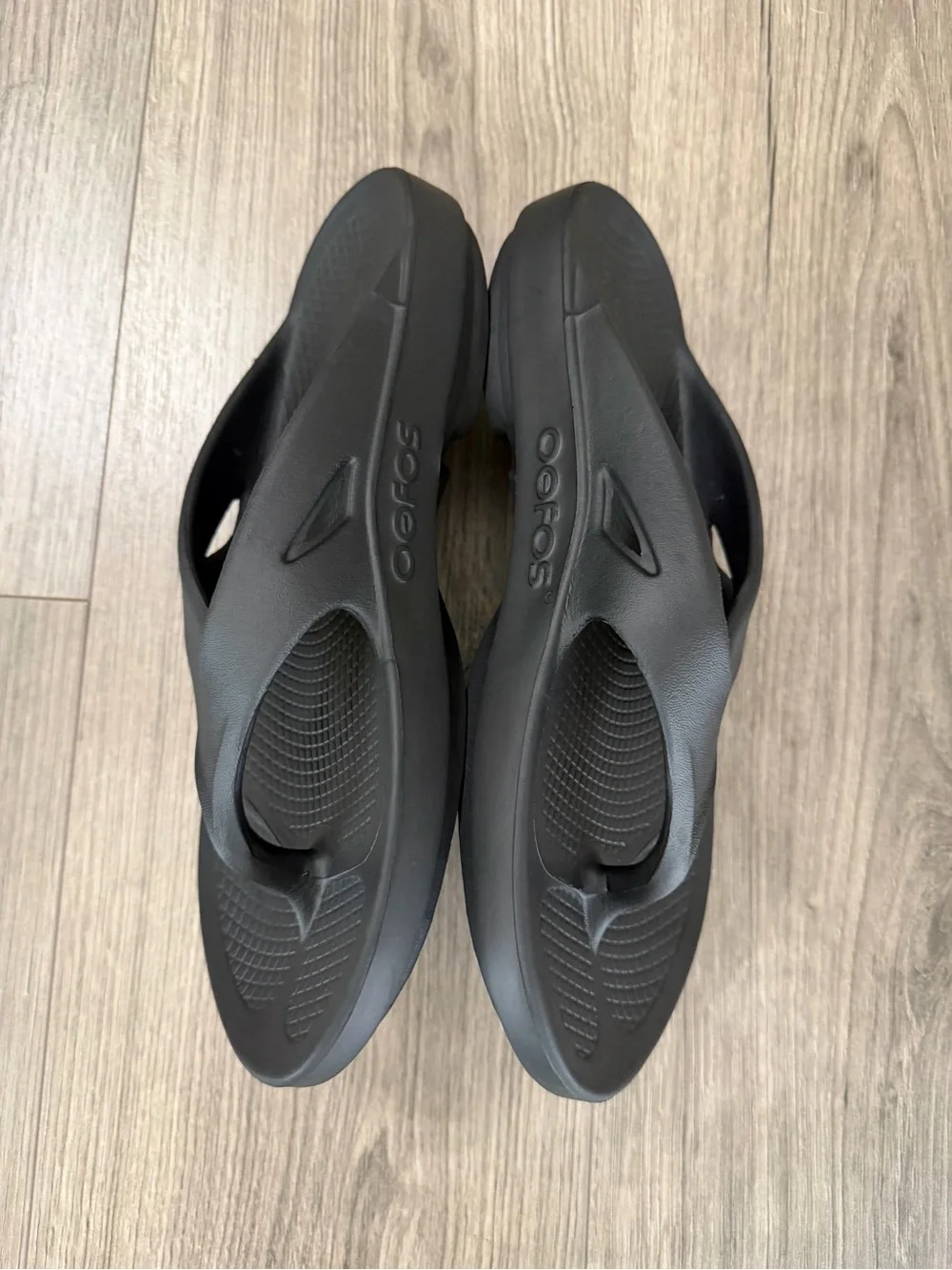 OOFOS Black Thong Recovery Sandals